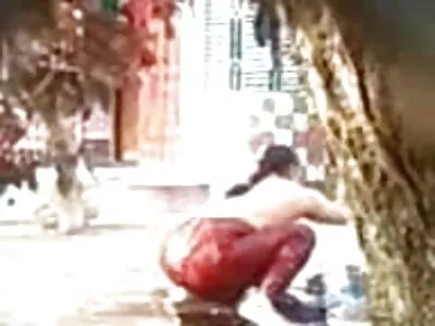 કાળા stunner વિશાળ tits અને ગર્દભ બાઇકિંગ અને સારા ટોટી શોધે છે