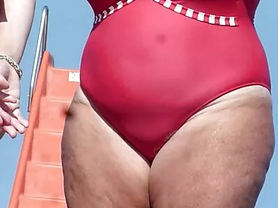 સોનેરી busty વેશ્યા સાથે સેક્સ તેના અકુશળ પતિ હોવા છતાં