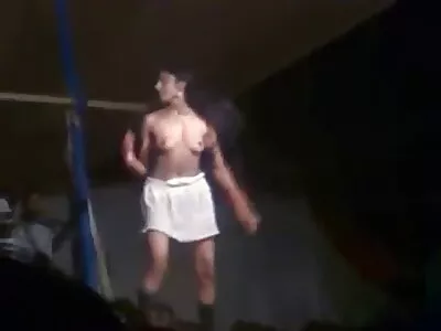 અમેઝિંગ શ્યામા blowjob પછી મિશનરી સ્થિતિમાં fucked કરવામાં આવી રહી છે