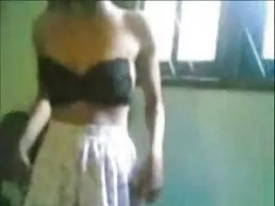 આશ્ચર્યજનક રીતે ગરમ ચિક કેમેરા માટે નગ્ન છે