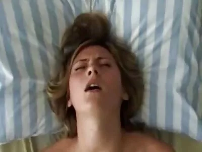મોટા લૂંટ સોનેરી MILF એક પોર્ન સ્ટડ દ્વારા rammed નહીં