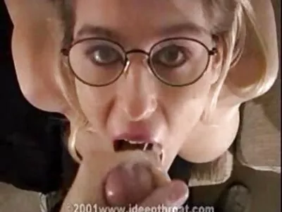 સોનેરી MILF જ્યારે તેના સ્ટડ બહાર fucking ફિલ્માંકન મેળવે છે