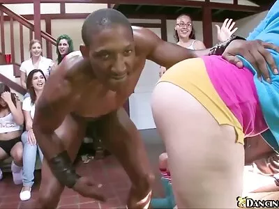 બક્સમ MILF ડિપિંગ સોનેરી અને તેના બોયફ્રેન્ડ પર પ્રભુત્વ ધરાવે છે
