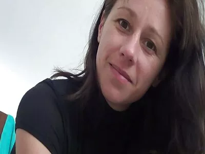 Busty નોકરડી anally ક્લાઈન્ટ અને તેના તોફાની મિત્રો દ્વારા ડ્રિલ