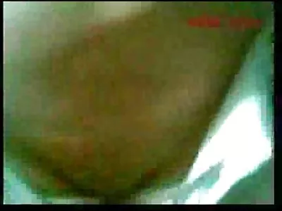 બિઝનેસમેન Pussy સુધી પહોંચવા માટે એશિયન આસિસ્ટન્ટનું જીન્સ ઉતારે છે