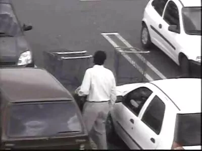 બાથરૂમમાં એક અસ્વસ્થ blowjob અને banging