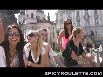 Pussykat નામની નાની માલિશ કરનાર તેના ગ્રાહકને બ્લોબ્બો આપે છે
