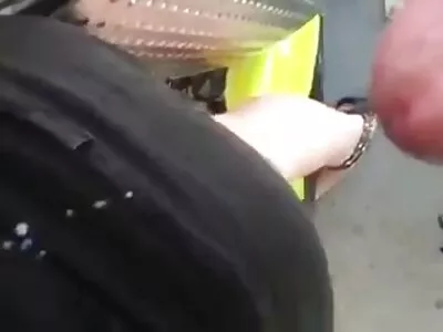સોનેરી પ્રિયતમ તેના ઘૂંટણ પર નીચે તેના મો cockામાં તેના ટોટી સાથે છે