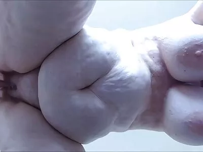 સુંદર સોનેરી એક વિષયાસક્ત blowjob આપ્યા પછી deepંડા ડ્રિલ્ડ