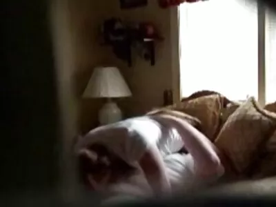 કલાપ્રેમી સુંદર એક સન્ની દિવસે એક સરસ blowjob આપી રહી છે