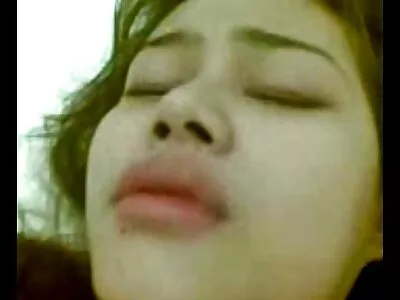 આકર્ષક શ્યામા anally પ્રેમીની fuckstick સાથે ઘૂસી